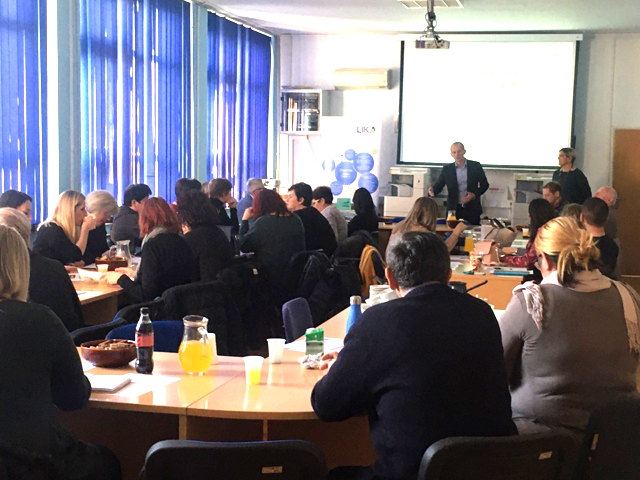 Ravnatelj gospićke Škole Ivica Radošević pozdravlja sudionike programa                                                                                                                                                                                    